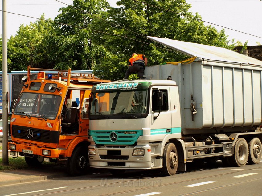 LKW riss Oberleitung ab Koeln Deutz Am Schnellert Siegburgerstr P083.JPG